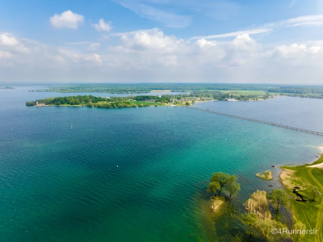 Voetgangersbrug Lac Du Der Luchtfoto