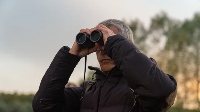 Observation d'oiseaux aux jumelles au Lac du Der