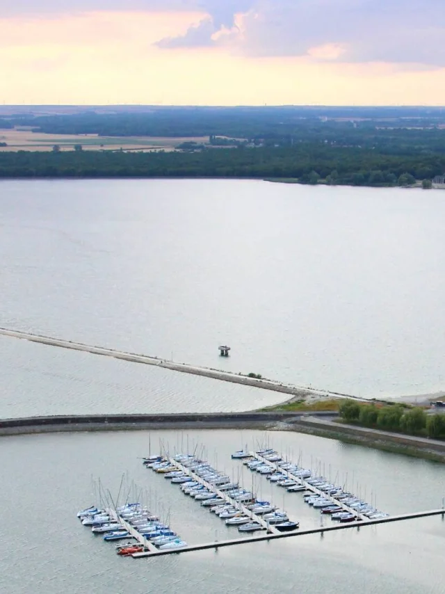 Luchtfoto van de noordelijke bekkendijk bij Lac du Der