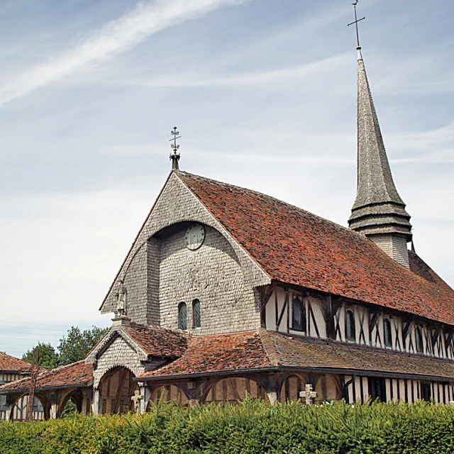 Kerk met houten panelen