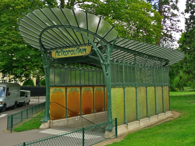 Porte Dauphine Metro Entrance