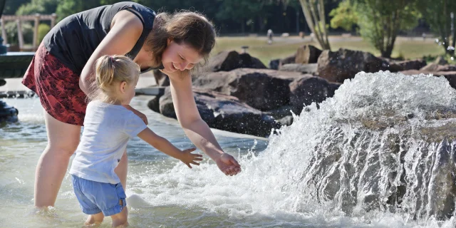 enfant-jeu-eau-lac-du-der.jpg