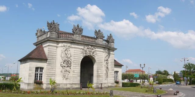 porte-du-pont-Vitry-le-francois-OT-Lac-du-Der.jpg