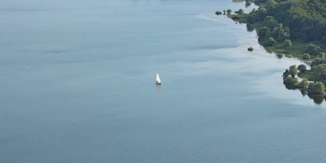 vue aérienne lac voilier