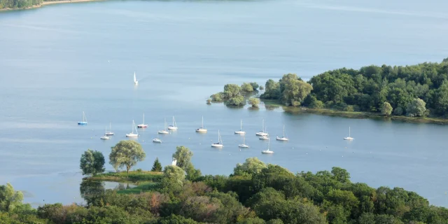 vue aérienne lac voilier