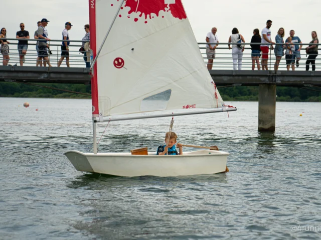 Enfant et optimist au Lac du der