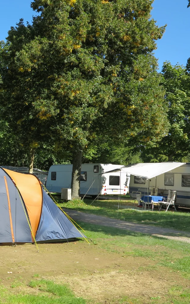 Camping avec tente et caravanes