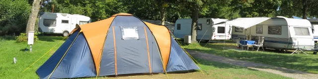 Camping avec tente et caravanes