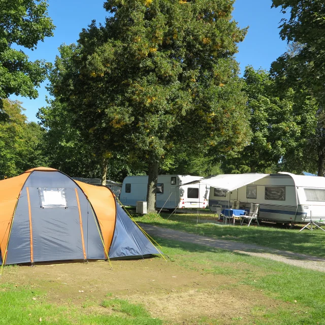 Camping avec tente et caravanes