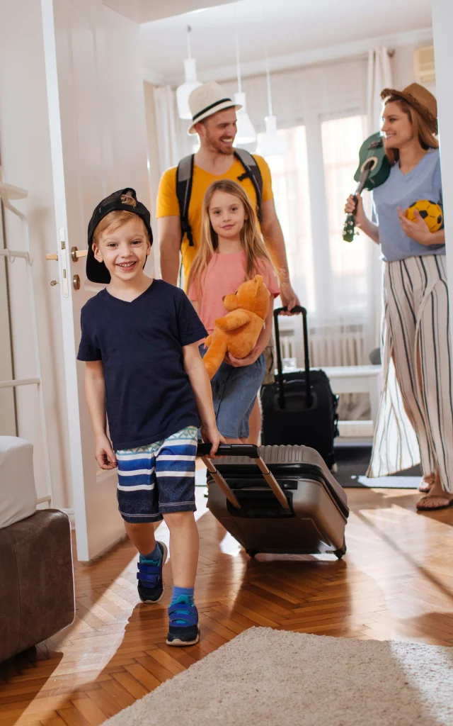 Famille dans une maison de vacance