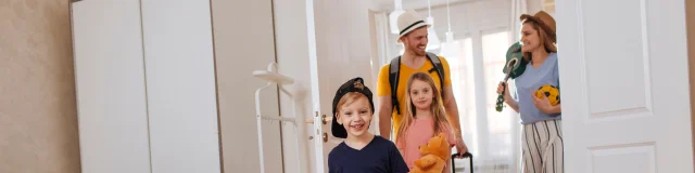 Famille dans une maison de vacance