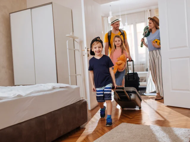 Famille dans une maison de vacance