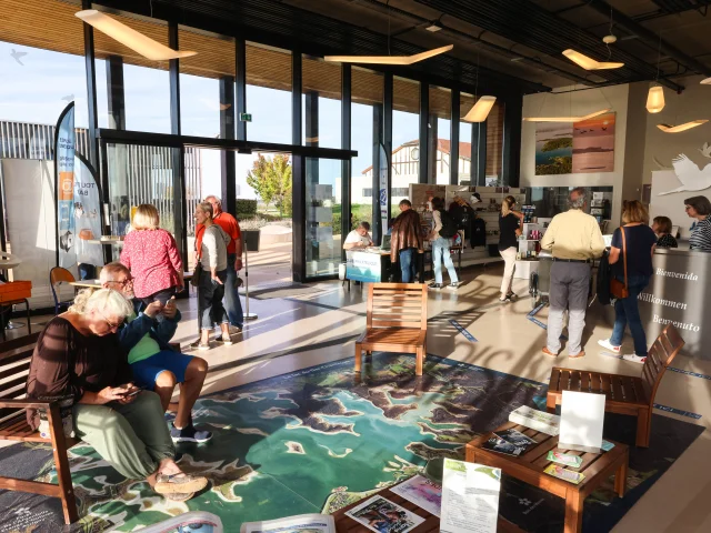 Visiteurs à l'Office de Tourisme pendant la Fête de la Grue au Lac du Der